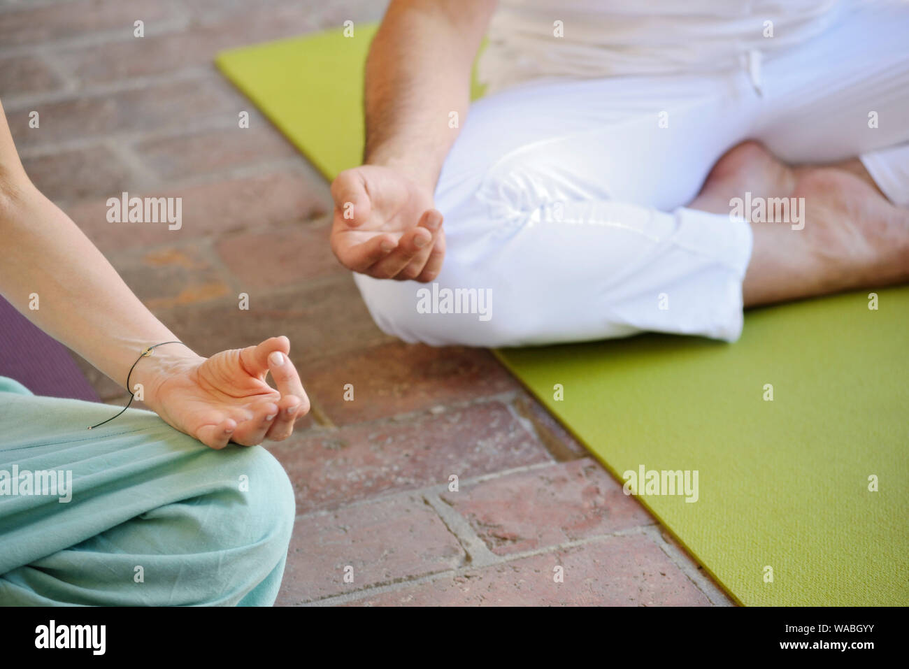 Weibliche Hand, die eine Mudra Geste in der Yoga Praxis verwendet Stockfoto