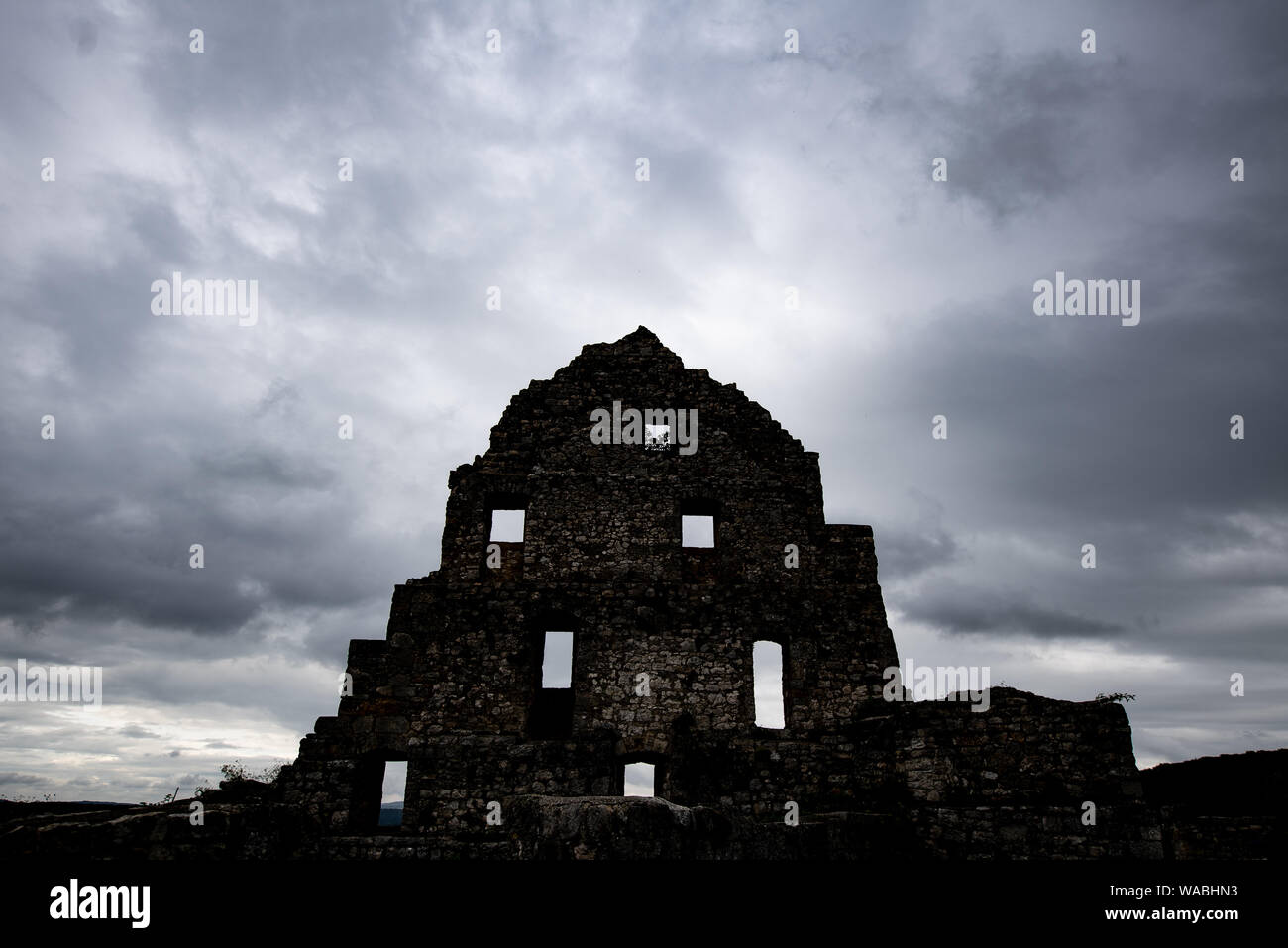 Bad Urach. 19 Aug, 2019. Dunkle Wolken Burgruine Hohenurach. Credit: Fabian Sommer/dpa/Alamy leben Nachrichten Stockfoto