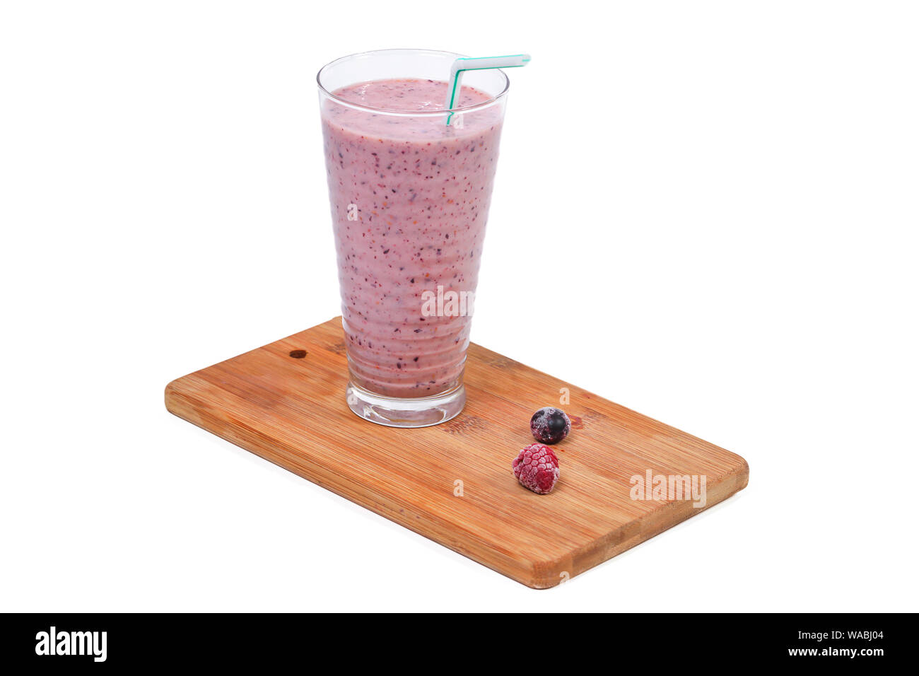 Nahaufnahme von Frucht-Smoothie mit Heidelbeeren und Himbeeren auf einer Holzplatte Stockfoto