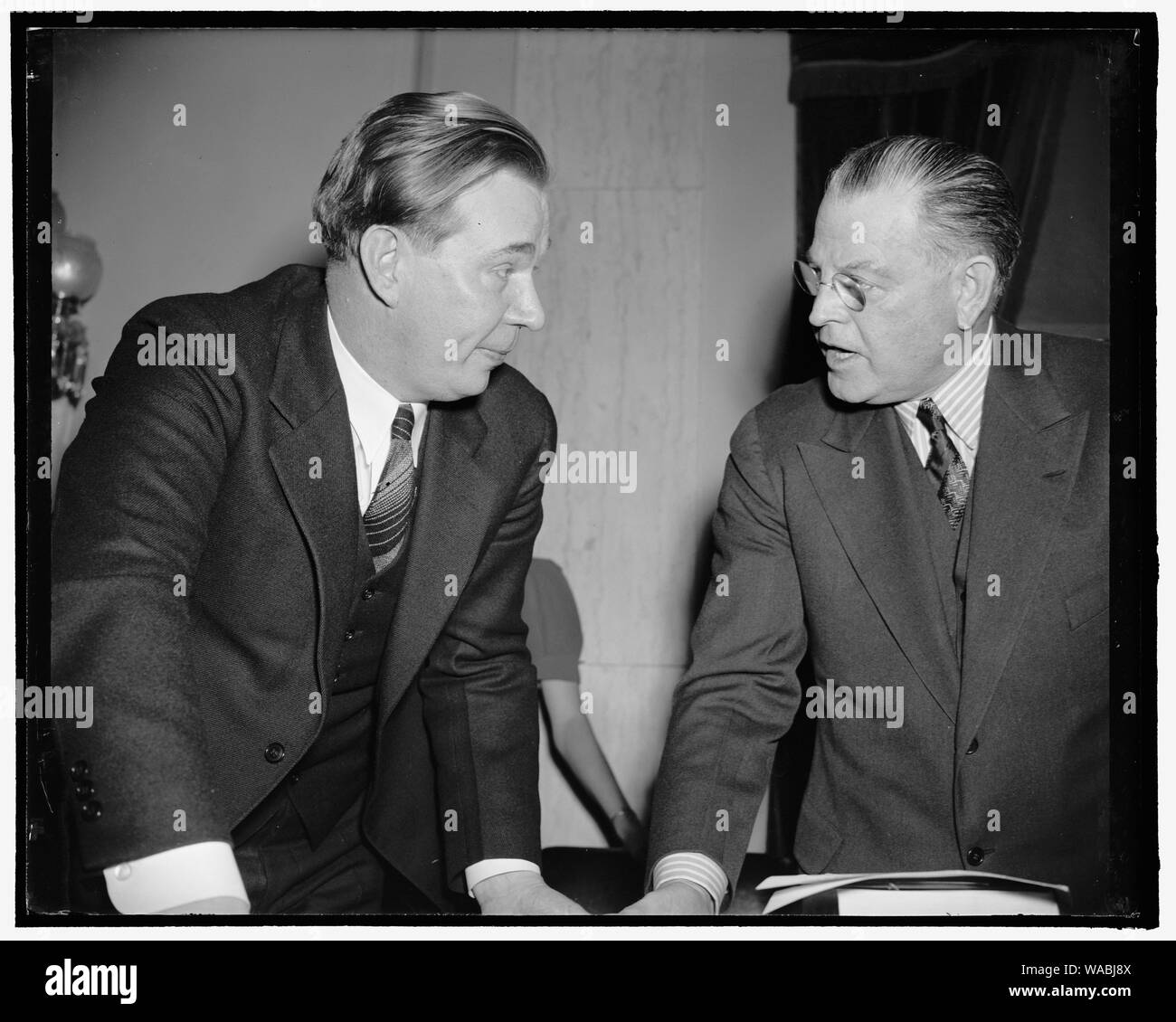 Genosse Amlie Frage widerlegt durch ICC-Kandidat. Washington, D.C., 8. Thomas R. Amlie, Presidential Beauftragter des ICC, erklärte der Senat Untersuchungsausschuss seine Qualifikationen, die seine Einführung als "Genosse Amlie' bei einer Massenversammlung in Chicago im Jahr 1934 unbedeutend war. Er wies darauf hin, daß die brüderliche und Veteranen Organisationen häufig Lautsprecher günstig zu ihrer Programme als 'Genosse' vorstellen. Nach rechts: Thomas Amlie und Senator Warren R. Austin von Vermont, die die Frage, 2-8 - 39 erhobenen Linken Stockfoto