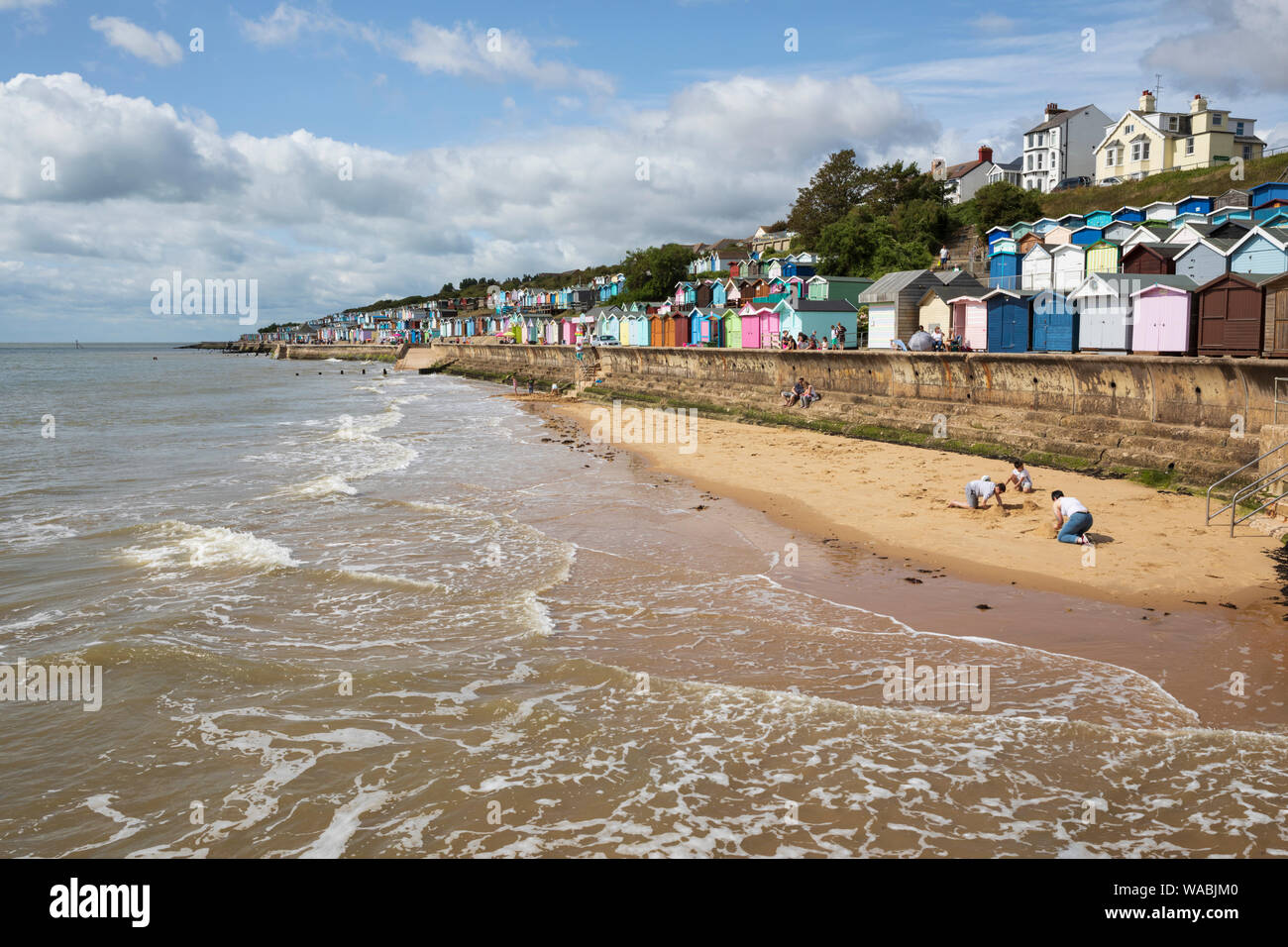 Bunte Badehäuschen entlang der Strandpromenade, Walton-on-the-Naze, Essex, England, Vereinigtes Königreich, Europa Stockfoto