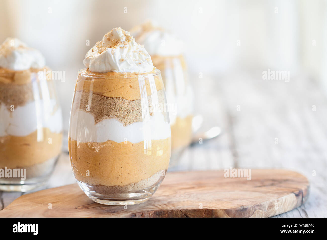 Hausgemachte Kürbis kleinigkeit Dessert von kürbispüree, Frischkäse, cookie Krümel und Schlagsahne. Extreme selektiven Fokus mit unscharfen backgroun Stockfoto
