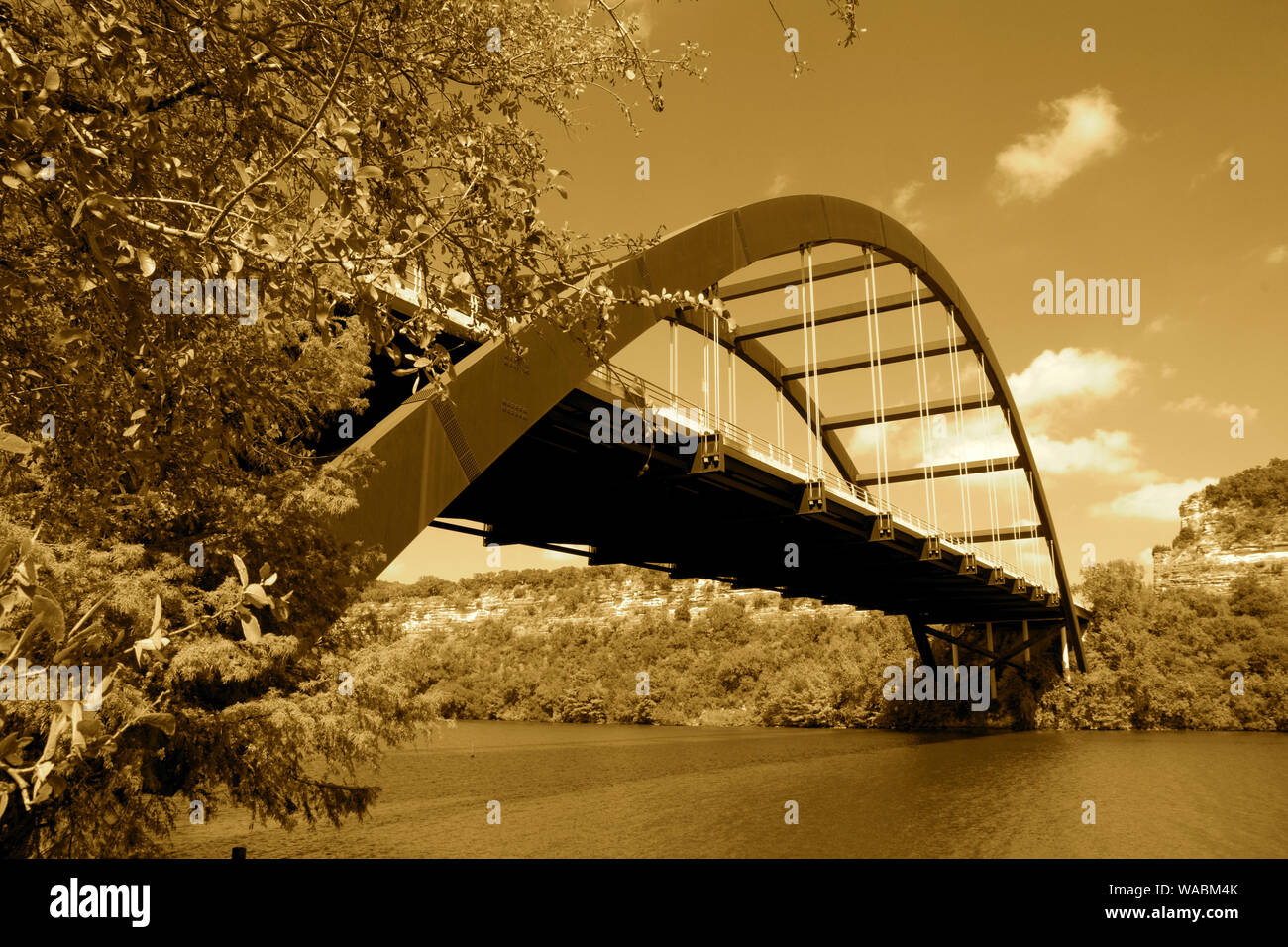 Die Pennybacker Bridge, auch bekannt als 360 Bridge, über dem Lake Austin ist eines der berühmten Wahrzeichen von Austin. Stockfoto