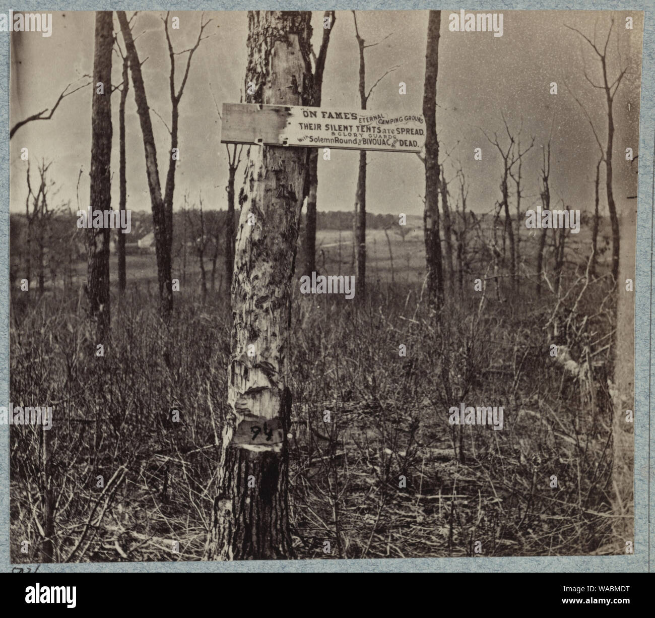 Konföderierten entrenchments in der Nähe von McCool's [d. h. McCoull] Haus Abstract: Foto, zerstörte Bäume in Wäldern; ein Baum Schild auf der Grundlage des ewigen Ruhmes Campingplatz, die schweigen, die Zelte verteilt sind. & Herrlichkeit wachen mit feierlichen Runde das biwak der Toten. Stockfoto