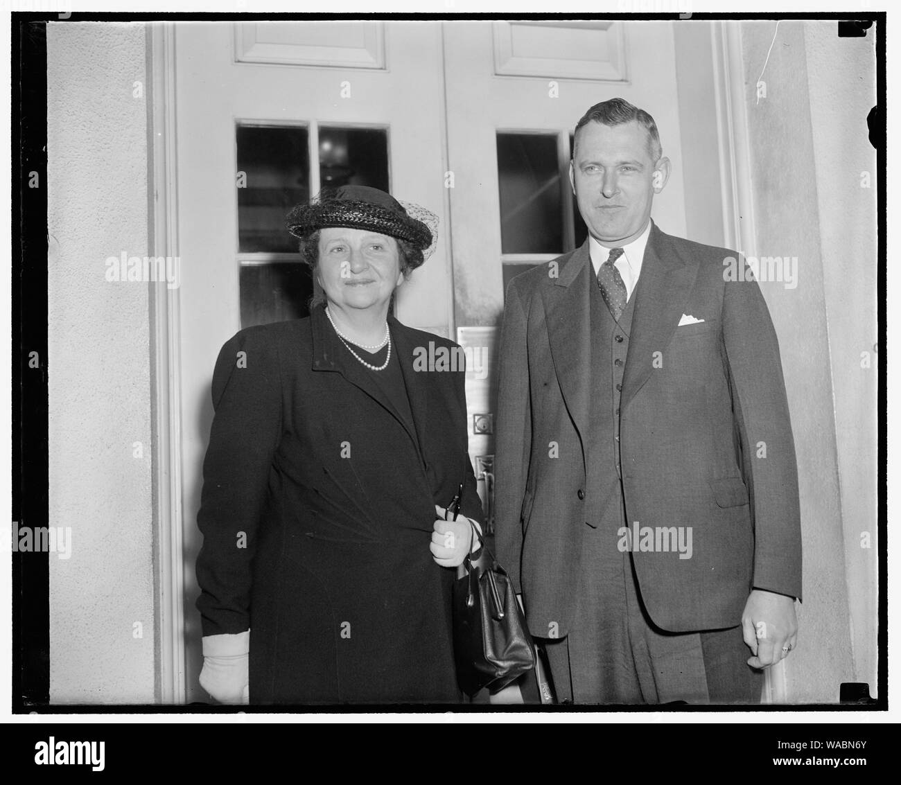 Rücksprache mit Präsident Roosevelt. Washington, D.C., den 17. Mai. Sekretär der Arbeit Frances Perkins und Dr. John R. Steelman, Chef der Mediation, das Weiße Haus heute verlassen nach einer Konferenz mit Präsident Roosevelt. Sekretär Perkins bestand darauf, dass die Harlan, Kentucky, Situation, die nicht in der Sitzung besprochen. Sie hat gleichzeitig verkünden, dass John Connor der Abteilung Arbeit Schlichtungsstelle, zu Harlan County in einer Bemühung, Abwicklung der Kampf zwischen der United Mine Workers und Harlan Betreiber zu unterstützen bestellt wurden Stockfoto