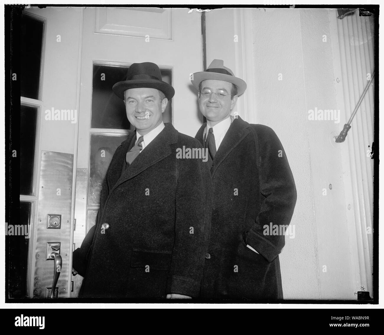 Rücksprache mit Präsident. Washington, D.C., Jan 24. Robert H. Jackson (links) Assistant Attorney General, und Ben Cohen Büro des Präsidenten Braintrusters, das Weiße Haus heute verlassen nach einer Konferenz mit Präsident Roosevelt. Es wird geglaubt, sie diskutierten projiziert Anti-monopol-Empfehlungen, die der Chief Executive wird in eine spezielle Botschaft an den Kongress verkörpern, 1/24/38 Stockfoto