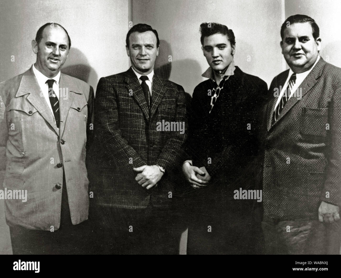 Elvis Presley mit Colonel Tom Parker, Eddy Arnold und Steve Sholes an der RCA-Recording Studios für seine letzten Session, bevor er für seine 2 Jahre Dienstzeit in der Armee (10. März 1958) Datei Referenz #33848-526 THA Stockfoto Elvis Presley mit Colonel Tom Parker, Eddy Arnold und Steve Sholes an der RCA-Recording Studios für seine letzten Session, bevor er für seine 2 Jahre Dienstzeit in der Armee (10. März 1958) Datei Referenz #33848-526 THA Stockfoto