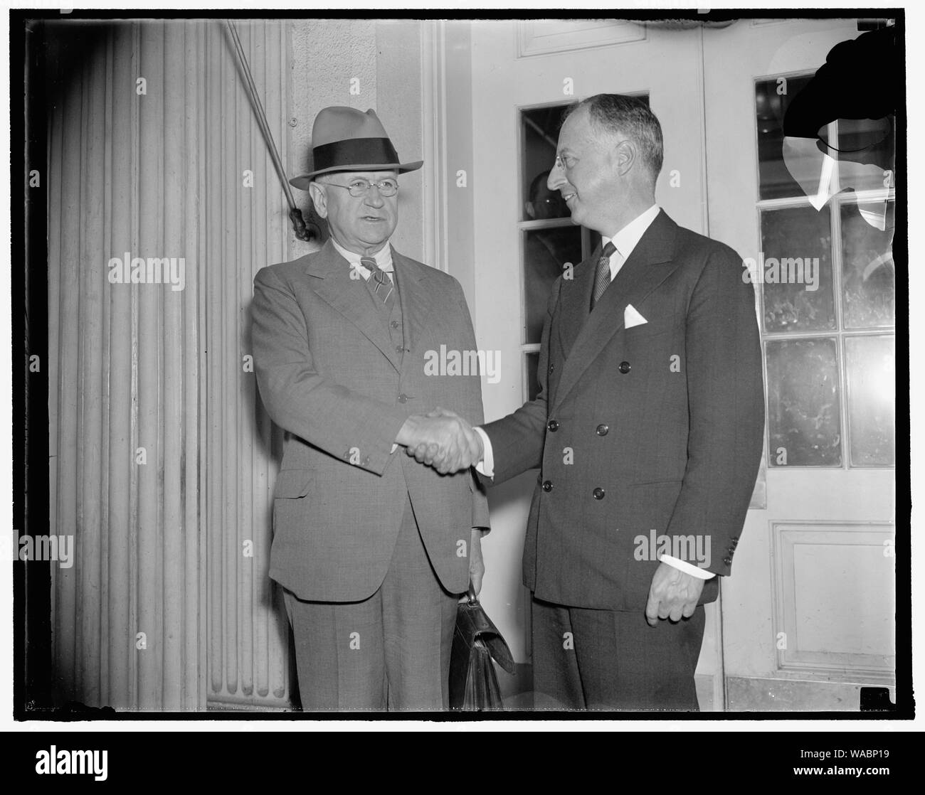 Herzlichen Glückwunsch neue US-Gehäuse chief. Washington, D.C., Okt. 20. Sekretär der Innenminister Harold Ickes (links) gratuliert Nathan Straus, New York Gehäuse Experte, zu seiner Ernennung als Leiter der neuen US-Housing Administration. Straus ist verantwortlich für die Durchführung der Bestimmungen des $ 526,000,000 Wagner Handlung, mit der der New Deal zu löschen Slums Hoffnungen und Low Cost Housing zur Verfügung stellen werden. Ickes und Straus werden gezeigt, wie sie das Weiße Haus links nach einer Konferenz mit Präsident Roosevelt. 10/20/37 Stockfoto