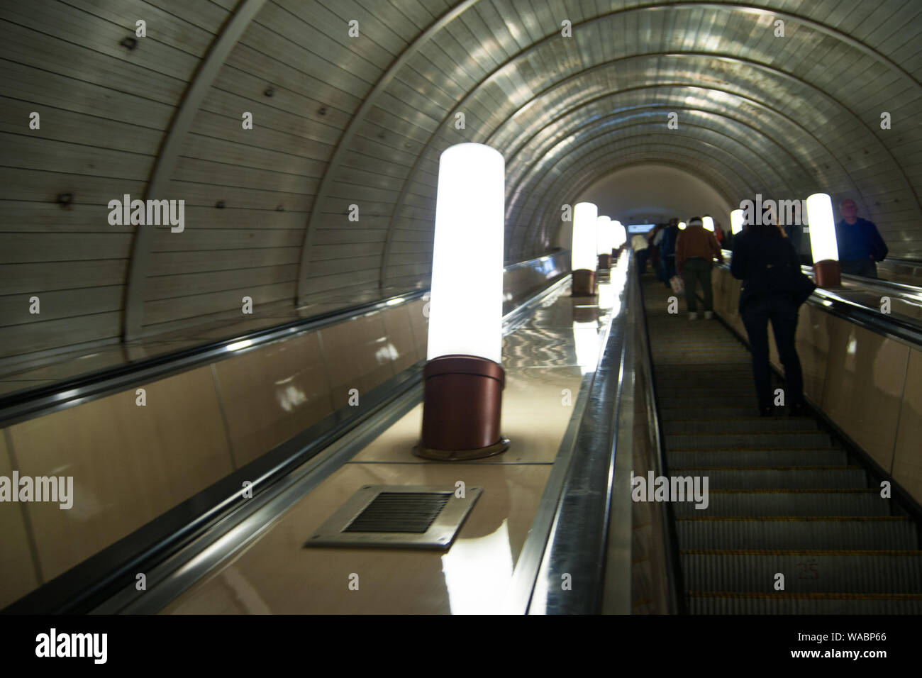 Moskauer Metro, der Rhythmus der sich wiederholende Designelemente und Befestigungen. Menschen die Rolltreppe nach oben fahren. Stille, Ruhe, öde, Leere Stockfoto