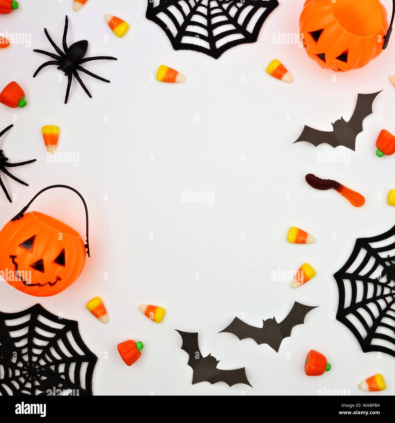 Halloween Rahmen von verstreuten Candy und Dekor. Flach auf einem weißen Hintergrund. Kopieren Sie Platz. Stockfoto