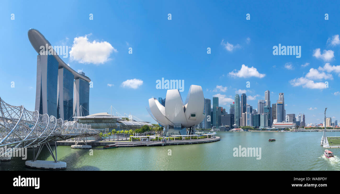 Der Helix Bridge, Marina Bay Sands und ArtScience Museum mit der Skyline des Central Business District (CBD) hinter, Marina Bay, Singapore Stockfoto