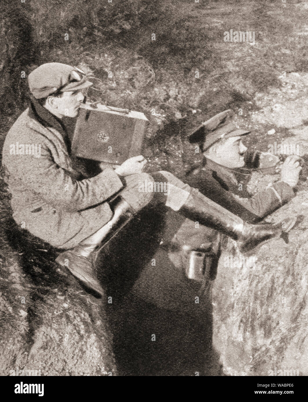 Geoffrey Malins, 1886-1940, Kameramann, hier im Kampf gegen die Linie während des Zweiten Weltkrieges gesehen. Aus dem Festzug des Jahrhunderts, veröffentlicht 1934. Stockfoto