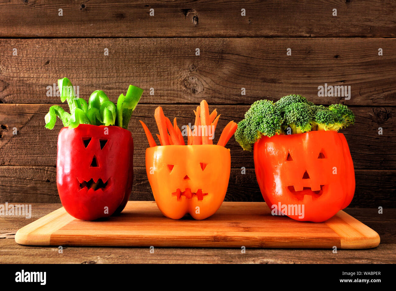Gesund Halloween Essen. Gemüse für Eintauchen in jack o lantern Paprika.  Seitenansicht gegen rustikalen, mit Holz Stockfotografie - Alamy