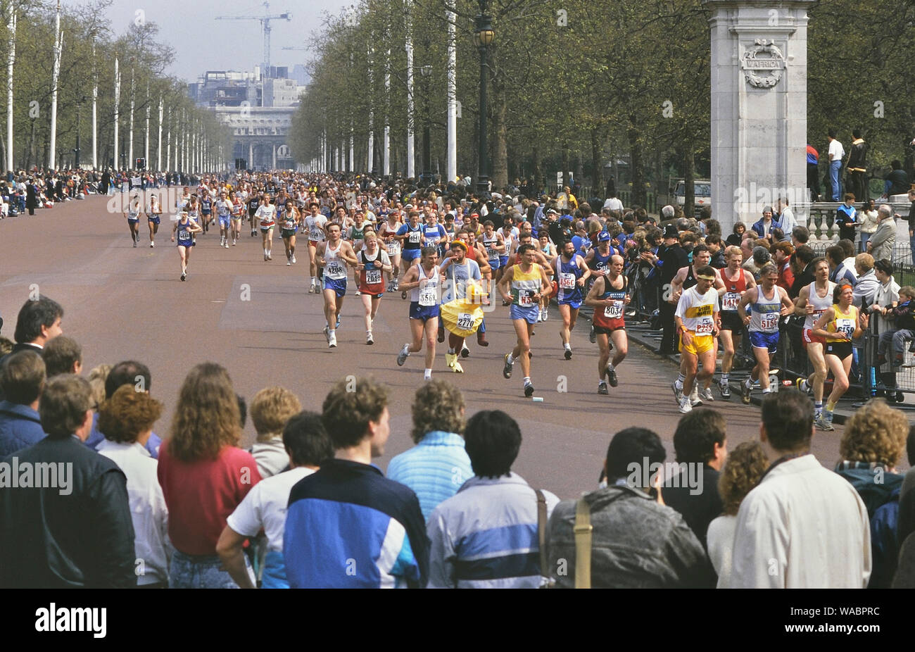 Athleten entlang der Mall an der ADT London Marathon, England, UK. 1989 Stockfoto