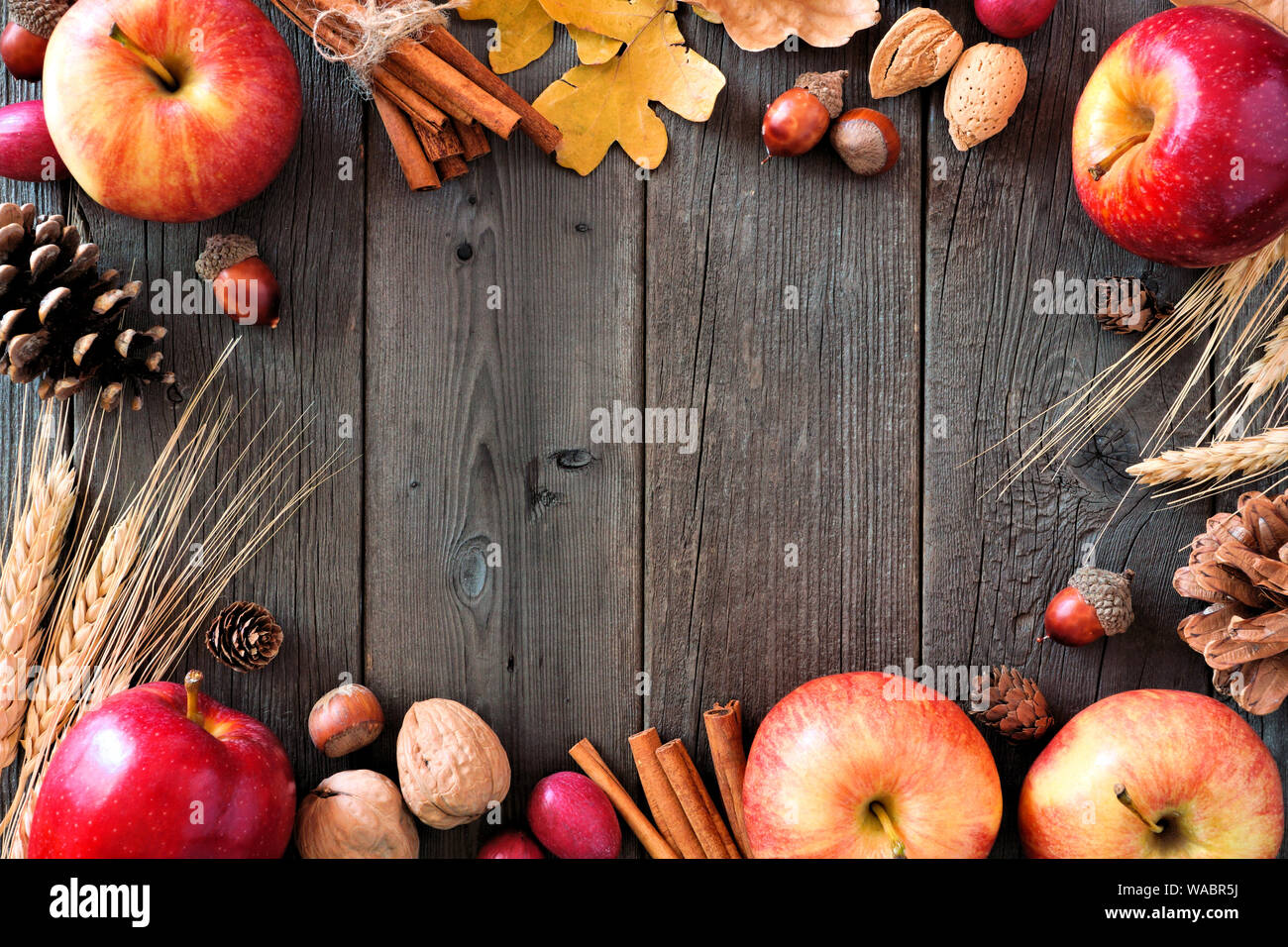 Herbst Rahmen von Äpfeln und fallen Zutaten auf einem rustikalen, mit Holz Hintergrund mit Kopie Raum Stockfoto