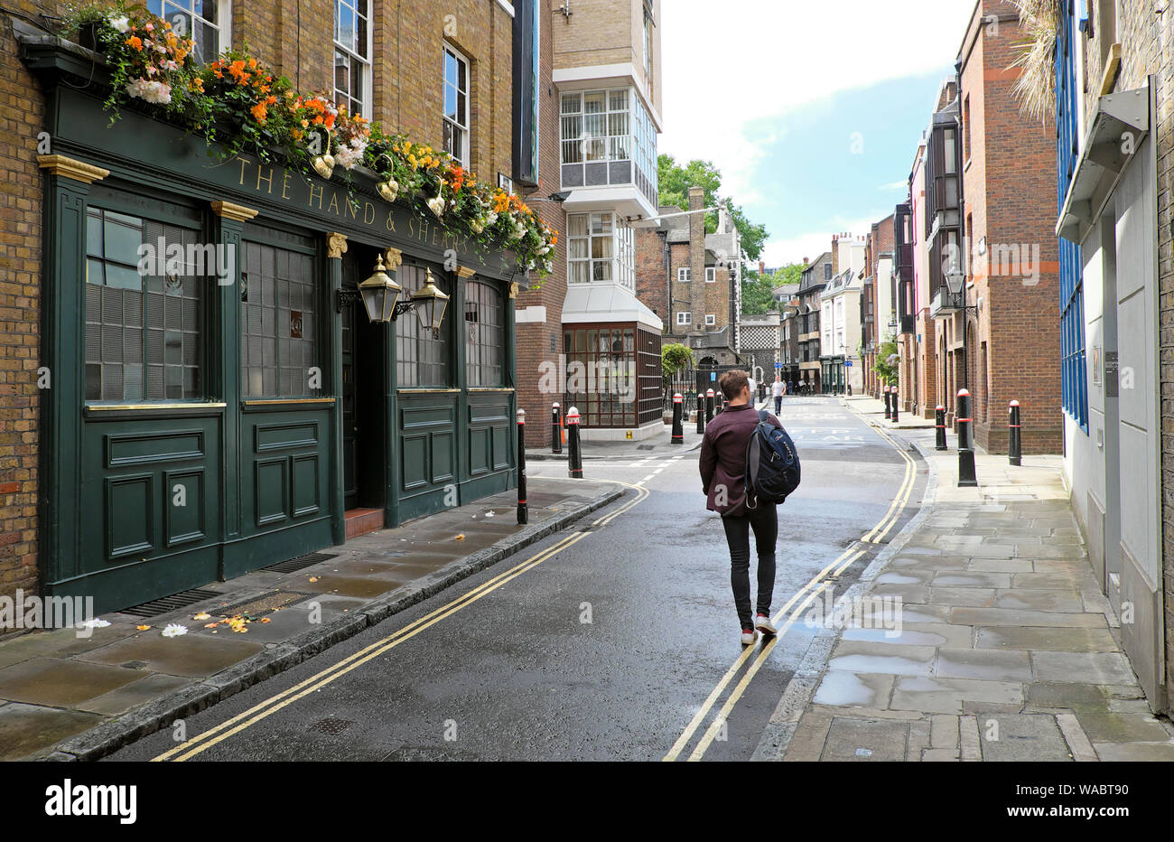 Person zu Fuß entlang Tuch Fair gegenüber St. Bartholomäus Kirche und Blick auf die Straße in den Smithfield Gegend von London EC1 England UK KATHY DEWITT Stockfoto