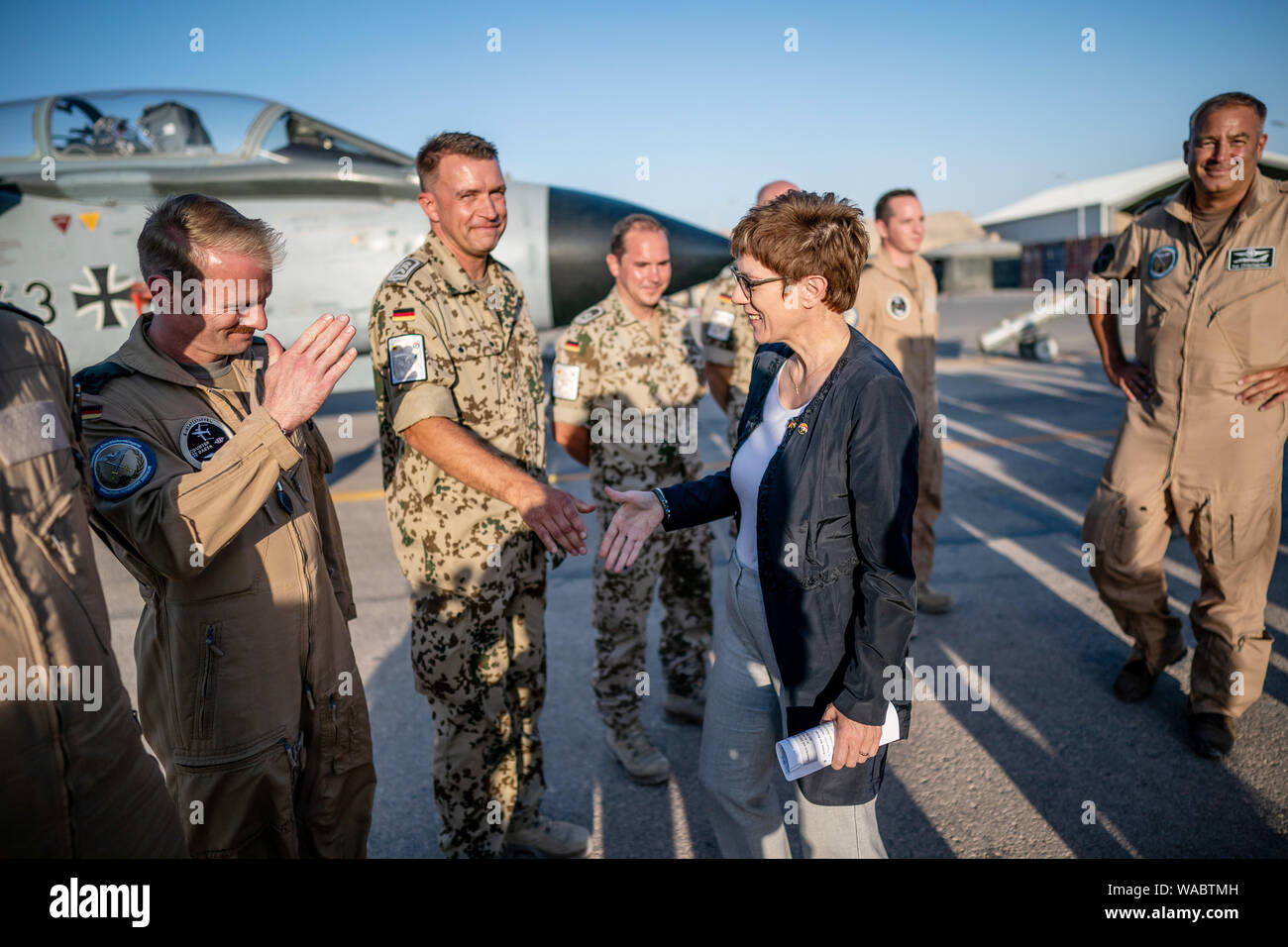 Al Asrak, Jordanien. 19 Aug, 2019. Annegret Kramp-Karrenbauer (CDU), Bundesminister der Verteidigung, spricht mit Soldaten der Bundeswehr vor einem Tornado Kampfflugzeugen. Während ihrer ersten Reise im Ausland als Verteidigungsminister, sie will eine Vorstellung von der Einsatz der Bundeswehr in Jordanien zu erhalten und politische Gespräche halten. Quelle: Michael Kappeler/dpa/Alamy leben Nachrichten Stockfoto