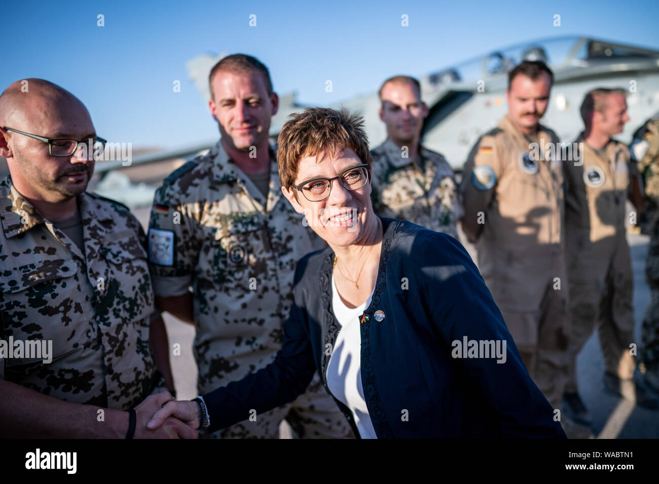 Al Asrak, Jordanien. 19 Aug, 2019. Annegret Kramp-Karrenbauer (CDU), Bundesminister der Verteidigung, spricht mit Soldaten der Bundeswehr vor einem Tornado Kampfflugzeugen. Während ihrer ersten Reise im Ausland als Verteidigungsminister, sie will eine Vorstellung von der Einsatz der Bundeswehr in Jordanien zu erhalten und politische Gespräche halten. Quelle: Michael Kappeler/dpa/Alamy leben Nachrichten Stockfoto