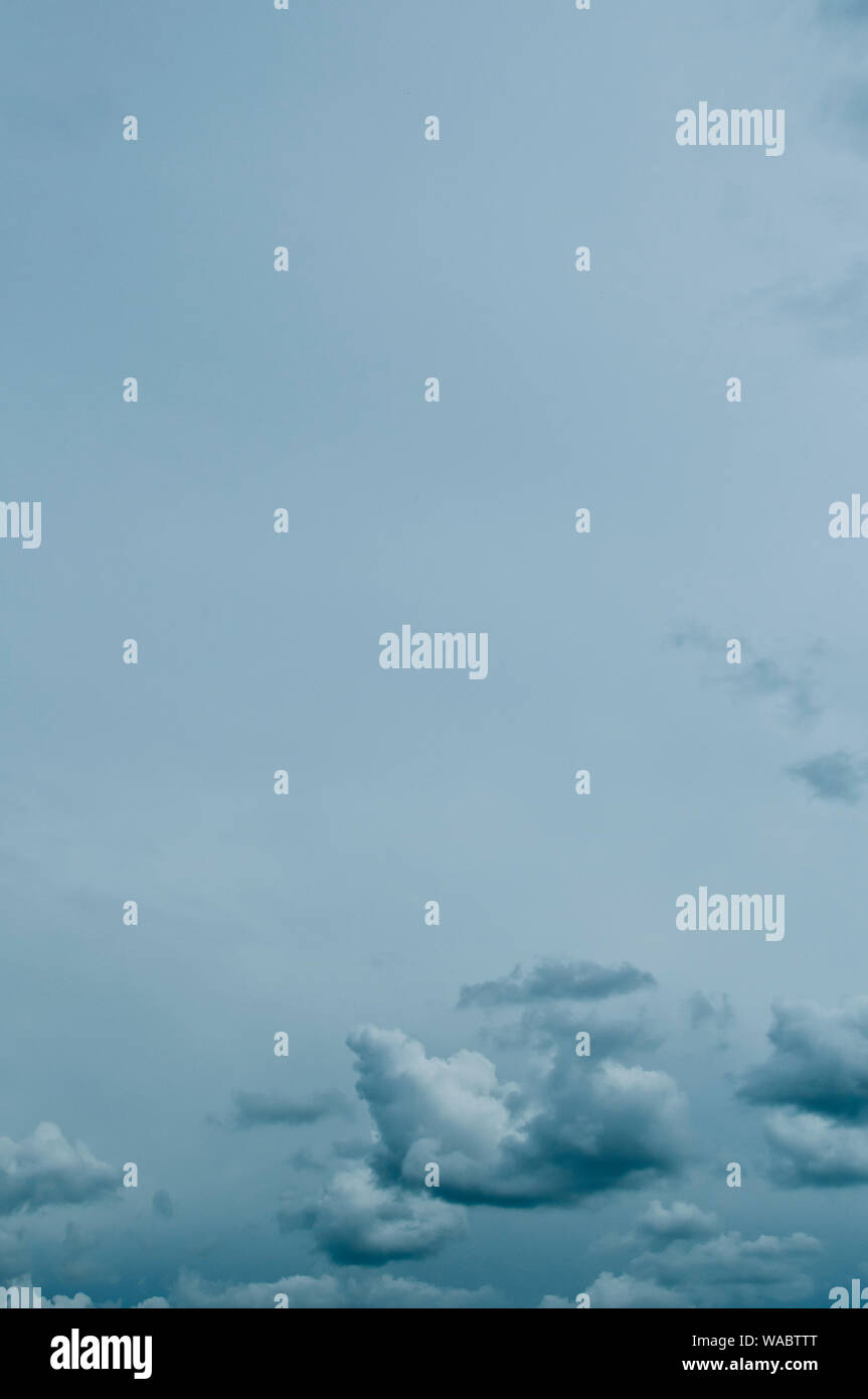 Grauer Himmel vor dem Sturm mit Wolken und Raum über Kopieren Stockfoto