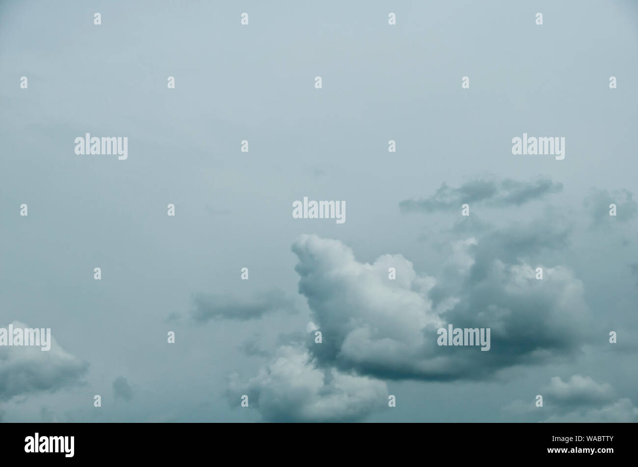 Grauer Himmel vor dem Sturm mit Wolken und Raum über Kopieren Stockfoto