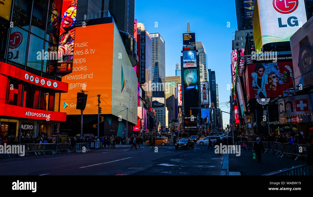 New York City, USA, 27. Dezember 2014, unzählige Menschen meist Touristen zu Fuß über den Time Square Kreuzung Broadway und Seventh Avenue Stockfoto