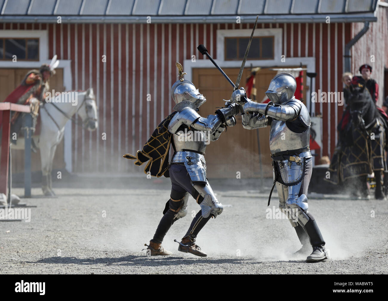 Hameenlinna Finnland 08/17/2019 mittelalterliches Fest mit Handwerker, Ritter und Animateure. Zwei Ritter im Kabelbaum kämpfen auf einer staubigen Feld. Stockfoto