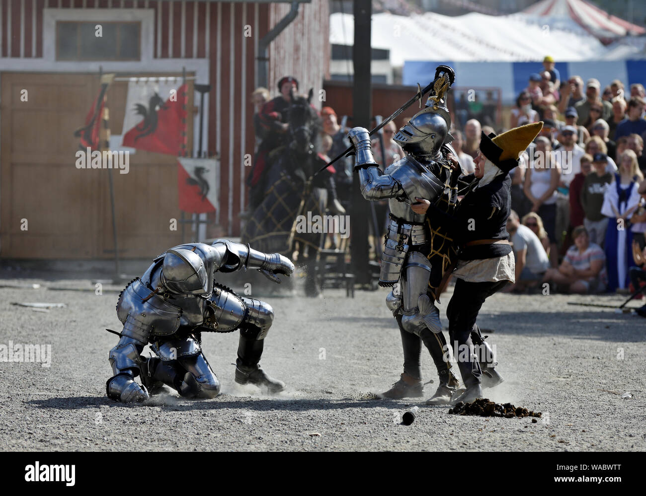 Hameenlinna Finnland 08/17/2019 mittelalterliches Fest mit Handwerker, Ritter und Animateure. Zwei Ritter im Kabelbaum kämpfen auf einer staubigen Feld. Stockfoto