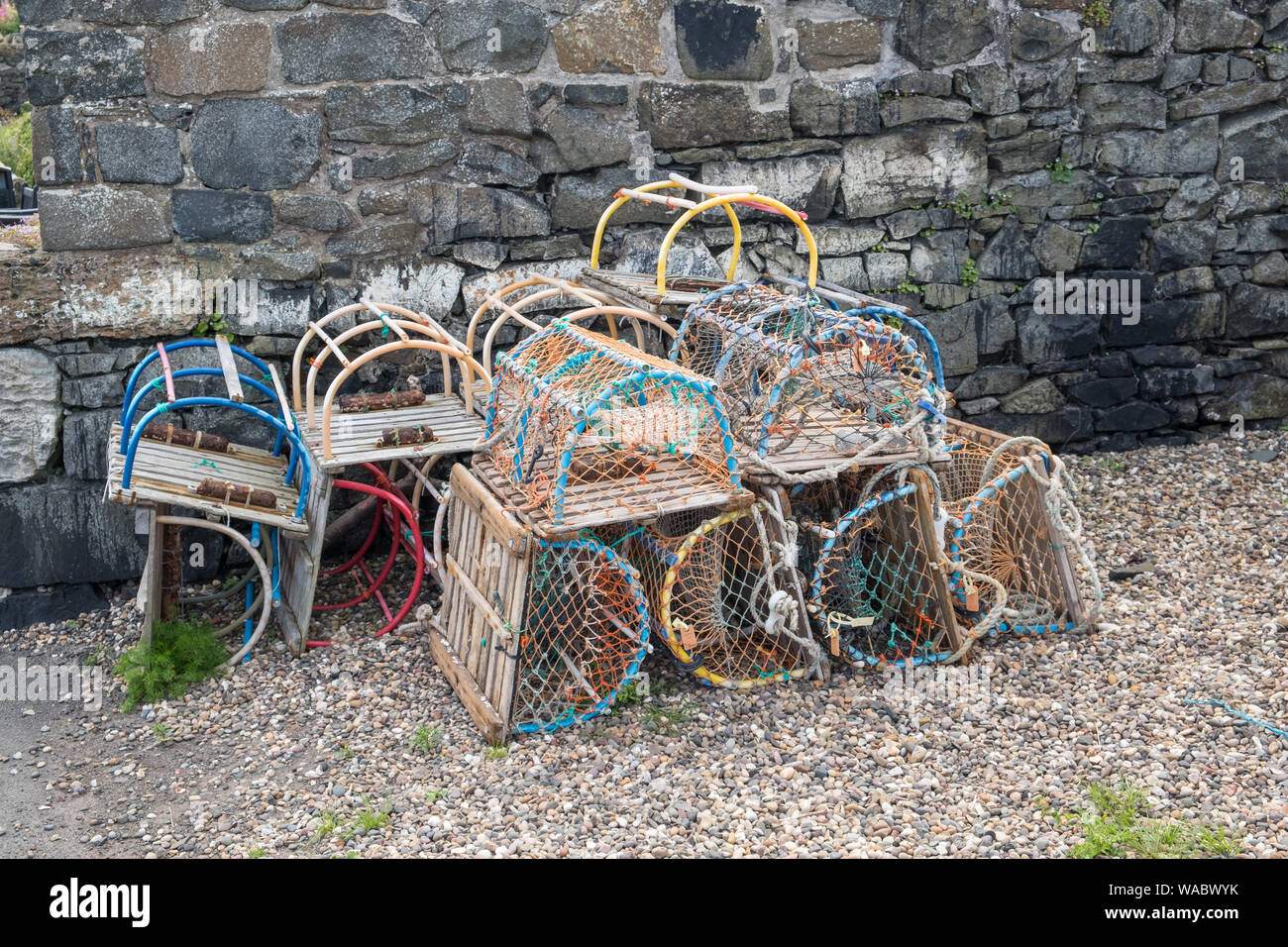 Kleiner Haufen von Fisherman's Hummer Töpfe in Craster, einem kleinen Dorf an der Küste von Northumberland, die berühmt ist für ihre bücklinge Stockfoto