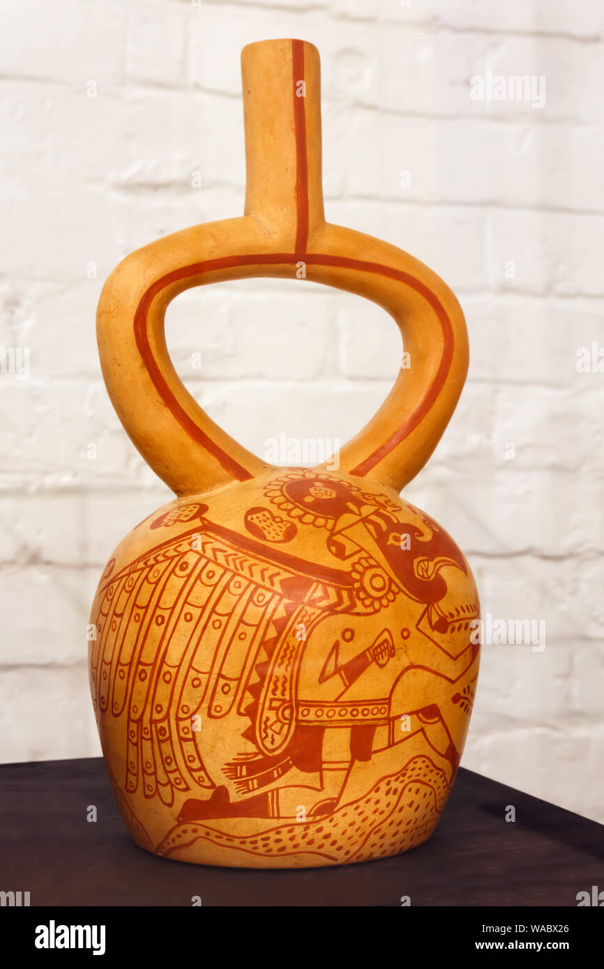 Jekaterinburg, Russland - Januar 17, 2019: alte peruanische Keramik Gefäß mit anthropomorphen Vögel oder Vogelähnlichen Männer, Moche Kultur, AD 500-700 Stockfoto