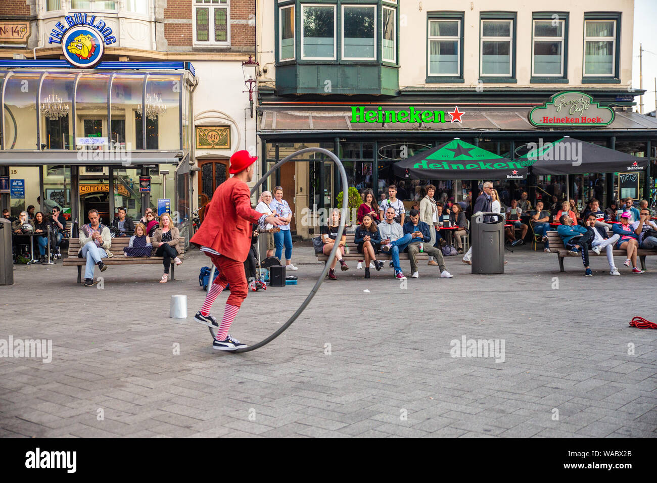 AMSTERDAM, Niederlande - 1 September, 2018: Street Performer unterhält Masse auf Urban Street in der City von Amsterdam. Stockfoto