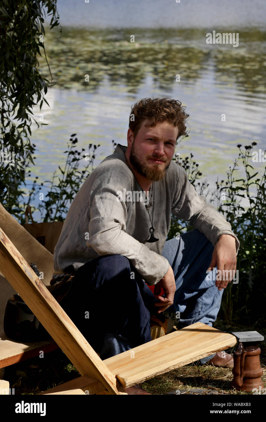 Hameenlinna Finnland 08/17/2019 mittelalterliches Fest mit Handwerker, Ritter und Animateure. Ein Handwerker auf seinem Lager mit einer Unterbrechung Stockfoto