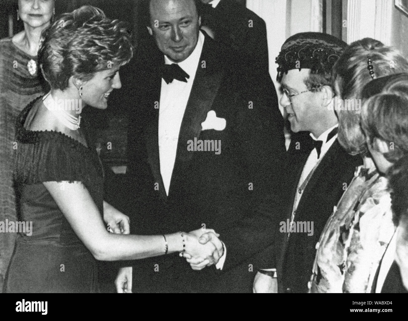 Foto vom 23/5/1991 der Prinzessin von Wales von Sänger Elton John für die Charity Premiere des Musicals "Tango Argentina begrüßt' im Aldwych Theatre, London, zugunsten der Nationalen Aids Vertrauen und Aids-Krise Vertrauen. Sir Elton hat gesagt, daß er den Herzog und die Herzogin von Sussex mit einem Privat Jet Flug zu seinem Haus in Nizza das königliche Paar, ein "hohes Maß an viel. Voraussetzung ist, dass der benötigte Schutz". Stockfoto