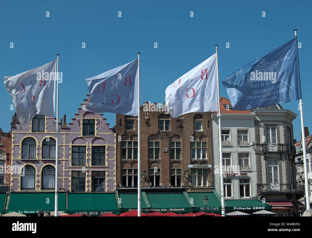 Flaggen, die auf dem Markt von Brügge (Platz), Belgien, fliegen Stockfoto