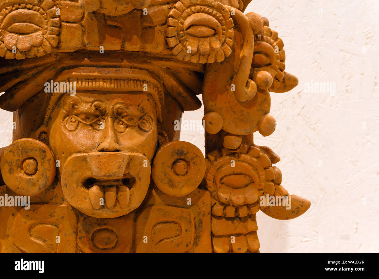 Jekaterinburg, Russland - Januar 17, 2019: Fragment des alten Zapotec Keramik Bestattung Urne Darstellung einer Gottheit, AD 250-600 Stockfoto