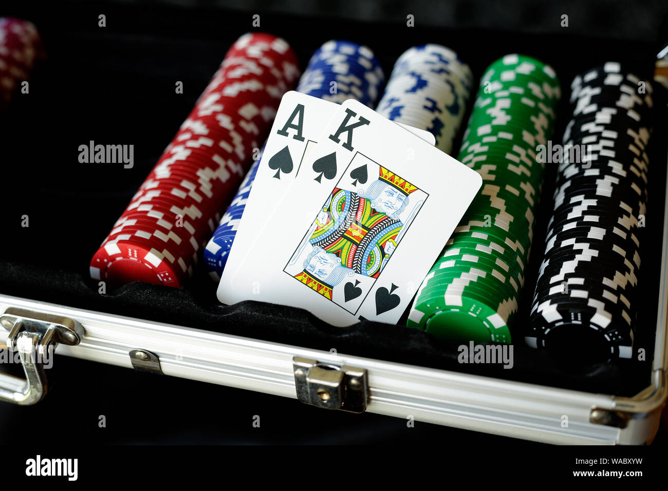 Ace König Spielkarten mit Poker Chips Stockfoto