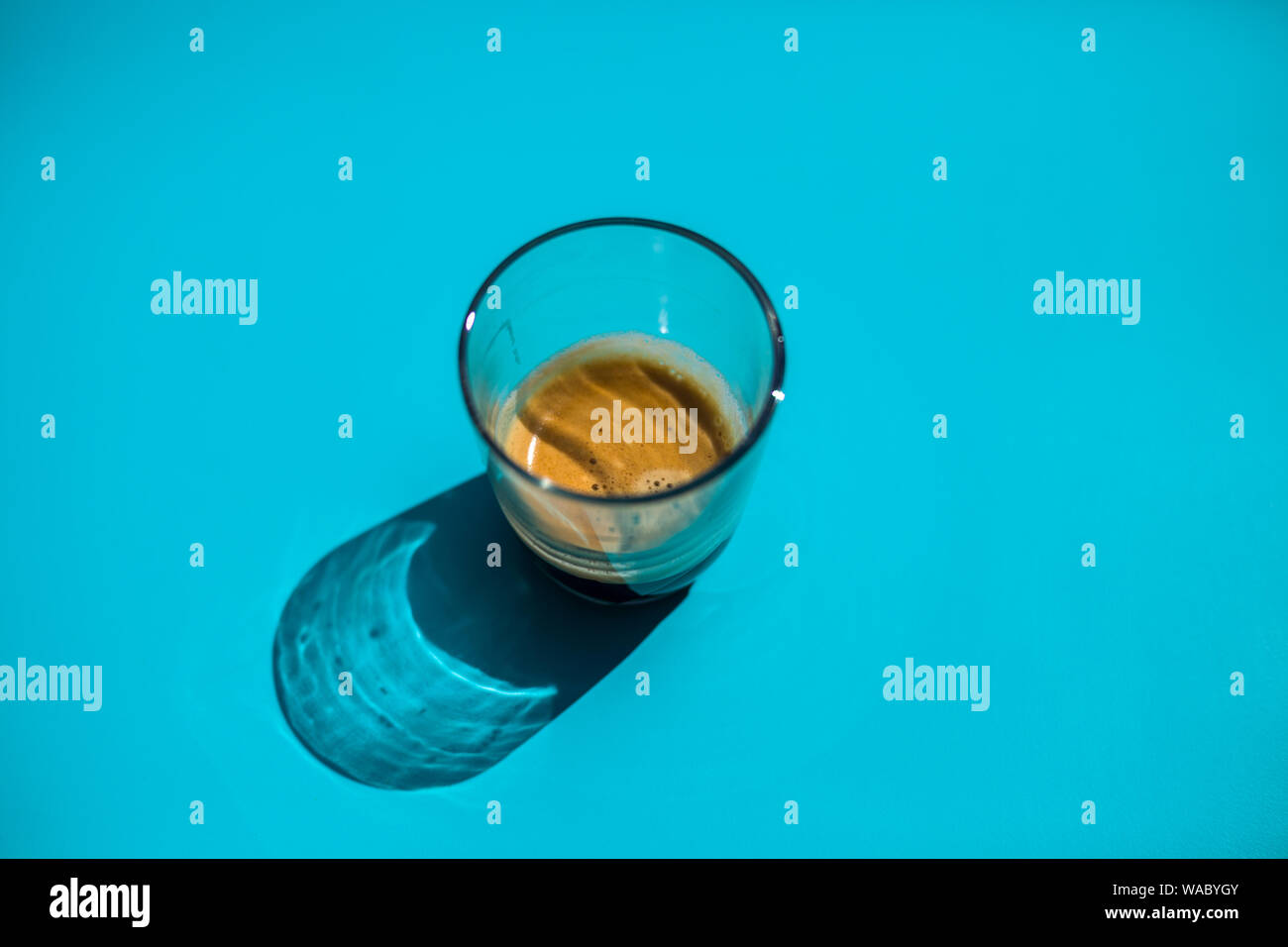 Kleines Glas schwarz Kaffee auf einer blauen Tabelle Stockfoto