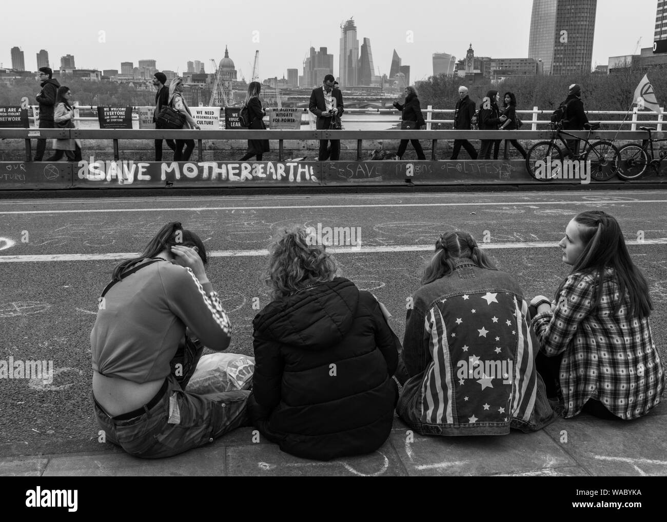 Speichern Mutter Erde Proteste in London Straßen in Schwarz in Weiß Stockfoto