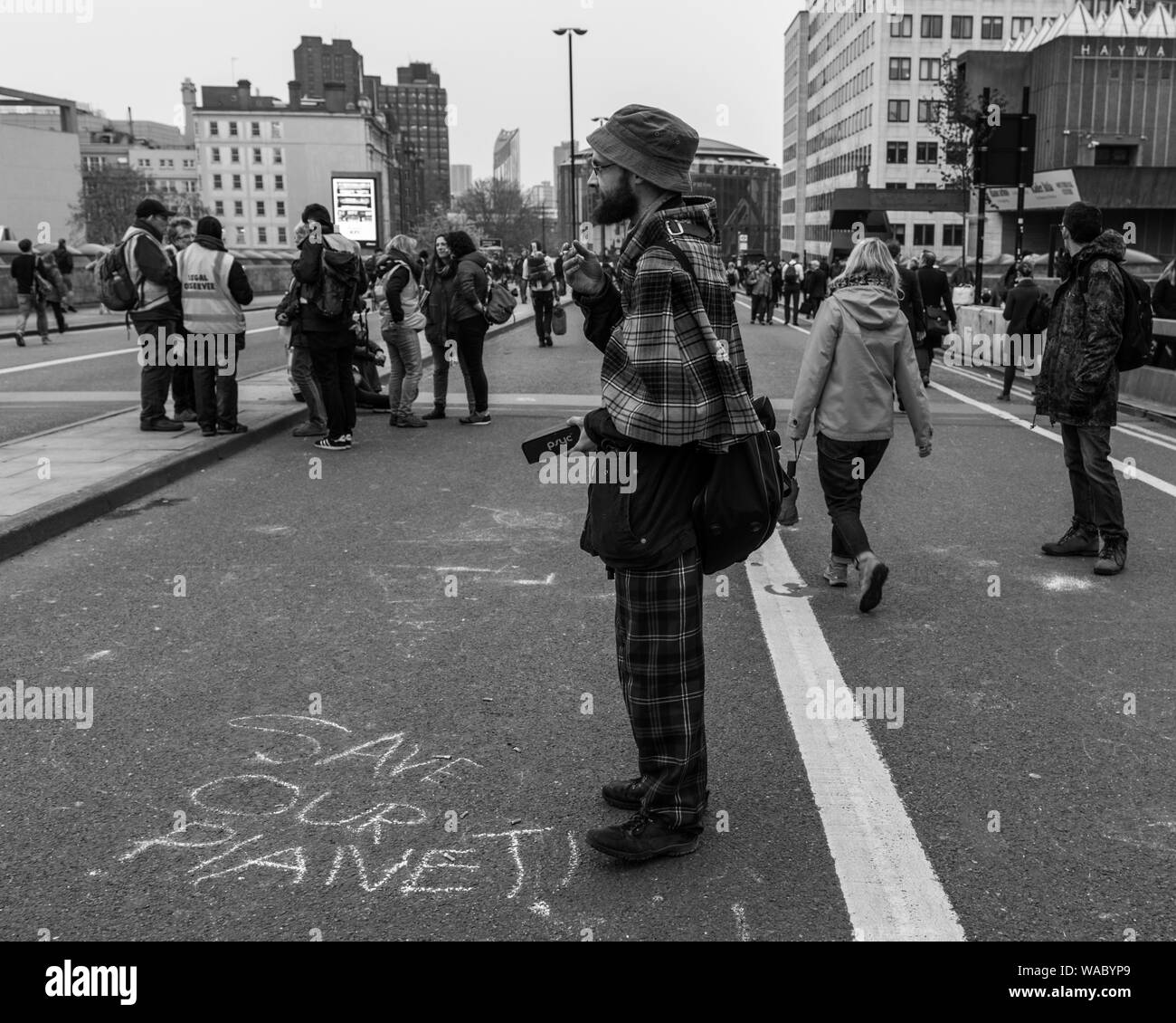 Speichern Mutter Erde Proteste in London Straßen in Schwarz in Weiß Stockfoto