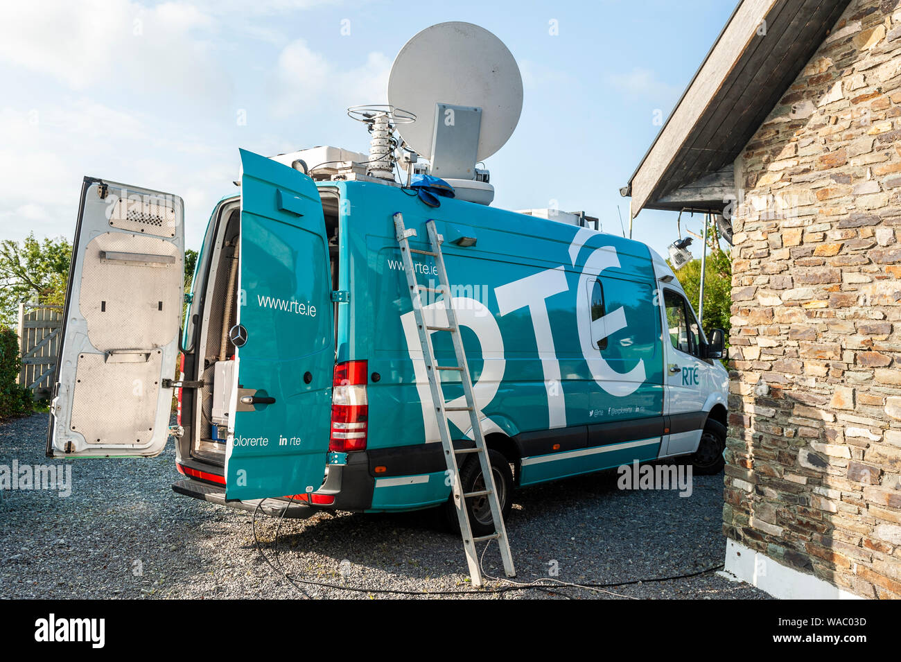 RTE außerhalb Satellitenübertragung van am Standort in Schull, West Cork, Irland. Stockfoto