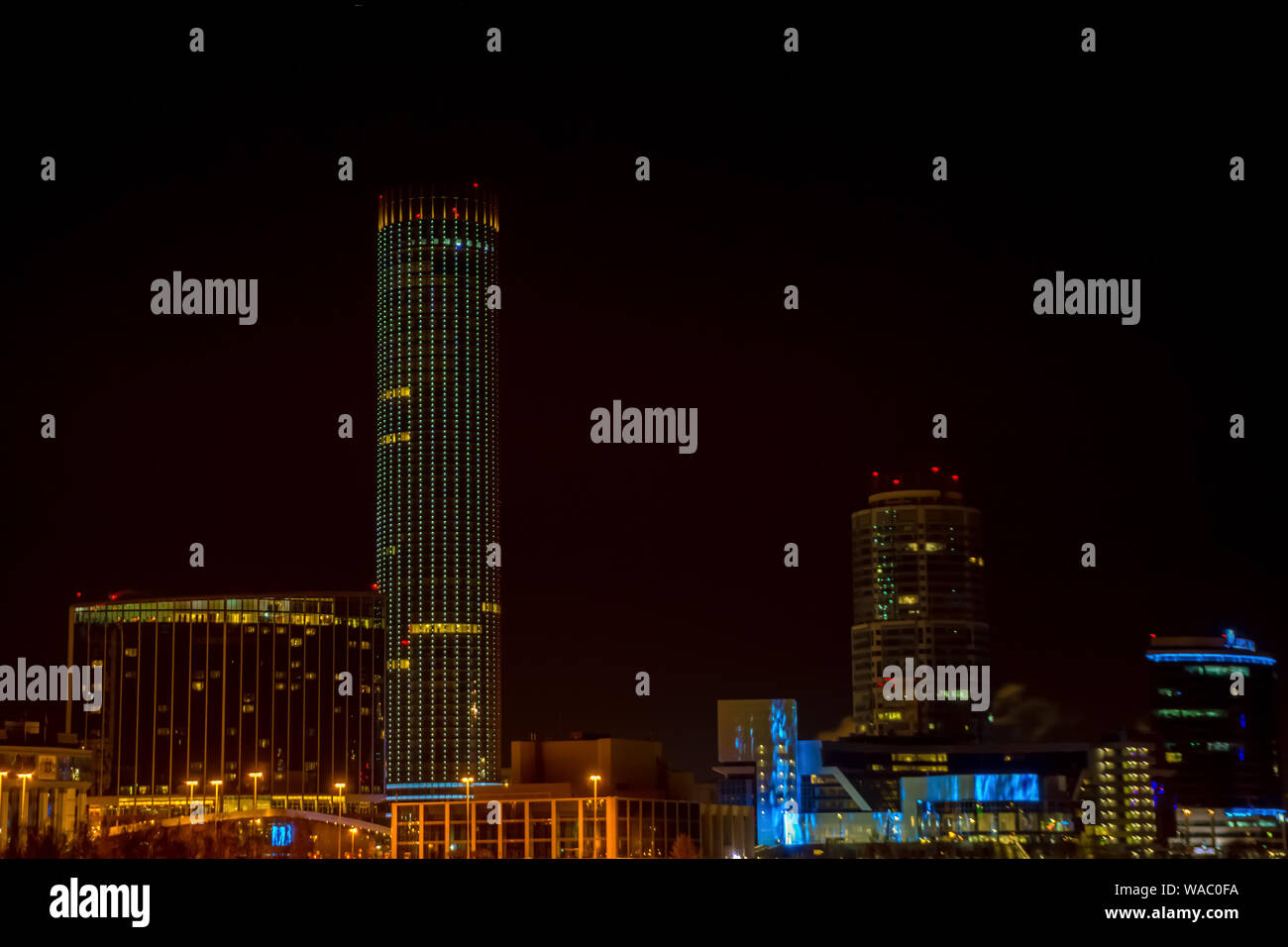 Jekaterinburg, Russland - Januar 16, 2019: Nacht winter Stadt Landschaft und Aussicht des Iset Turm von der Waterfront der Stadt Teich Stockfoto