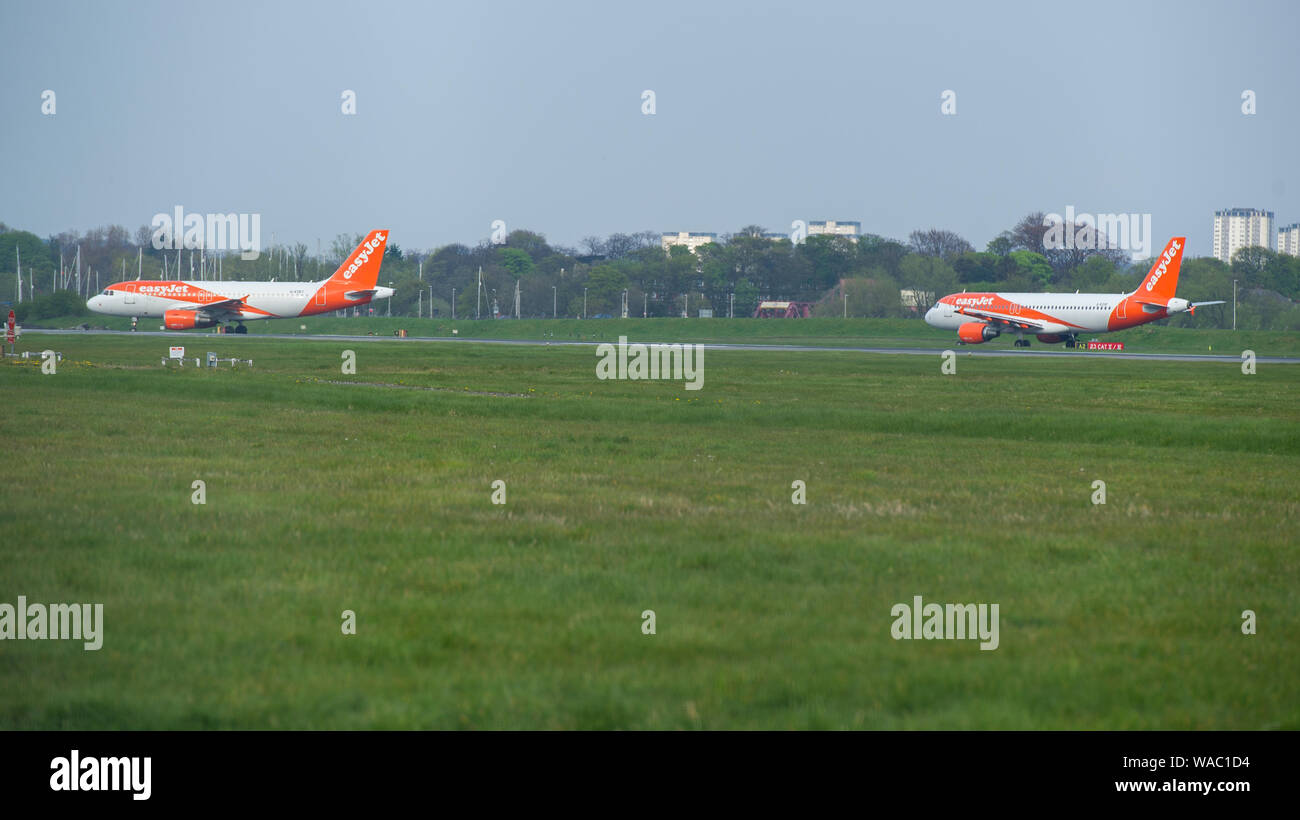 Glasgow, UK. 19. April 2019. Flüge gesehen ankommen und abfliegen Glasgow International Airport. Colin Fisher/CDFIMAGES.COM Credit: Colin Fisher/Alamy leben Nachrichten Stockfoto