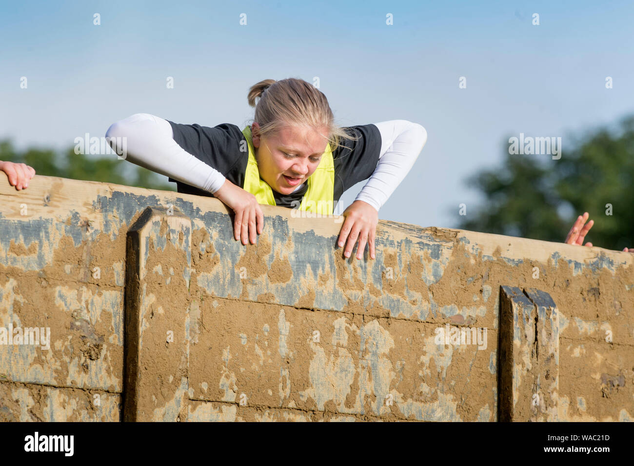 Ein Mädchen handelt die "Helden der Wände an der haltbaren Mudder Ausdauer Event im Badminton Park, Gloucestershire, Großbritannien Stockfoto