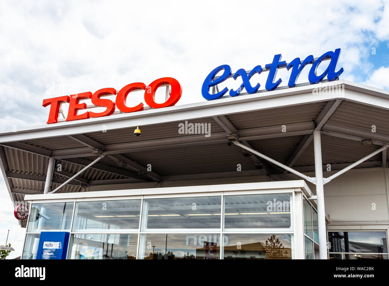 Rote und blaue Schild über dem Eingang ein Tesco Extra Supermarkt im Norden von London, Großbritannien Stockfoto