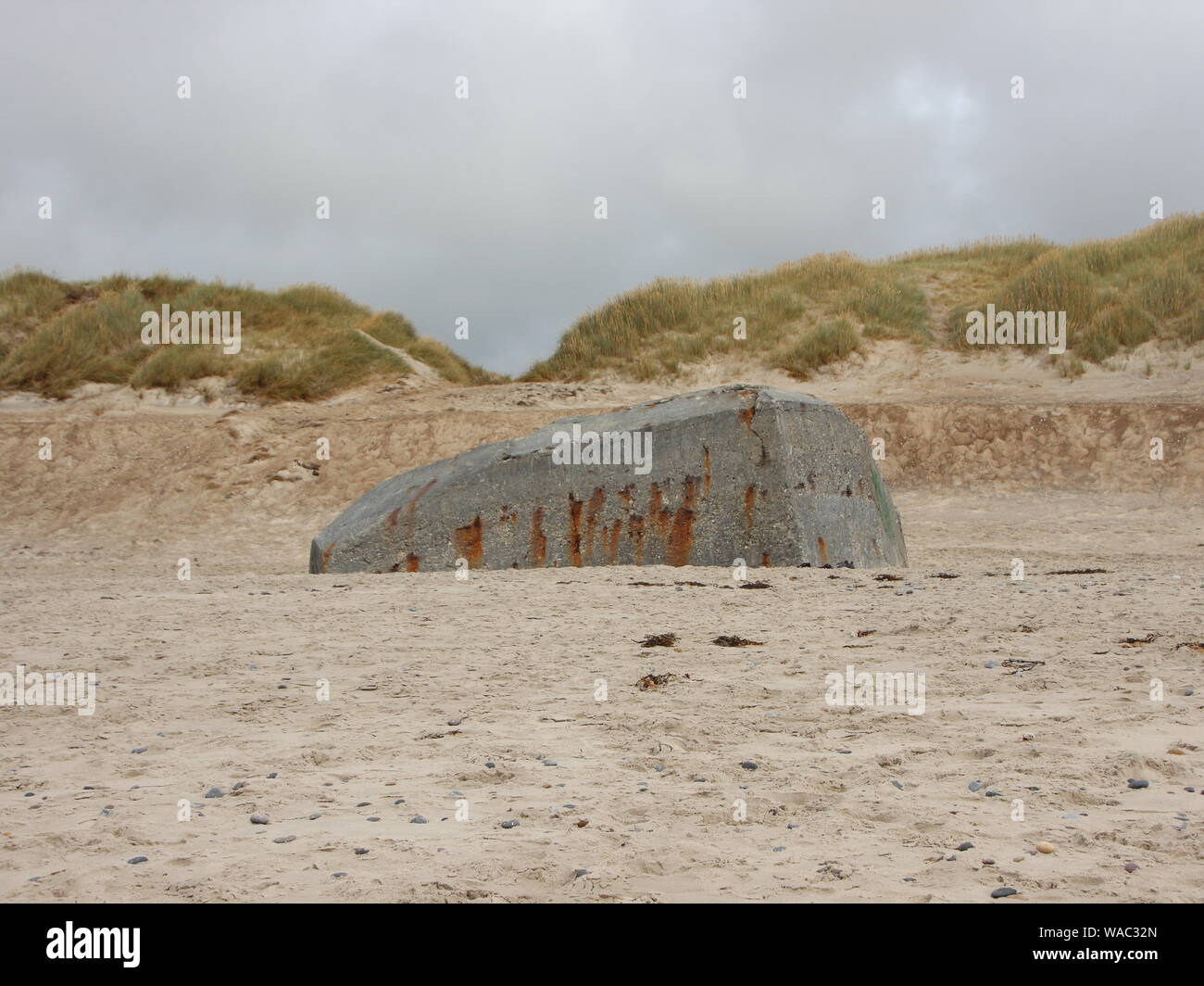 Versteckte Bunker im Strand Sand aus dem Zweiten Weltkrieg begraben Stockfoto