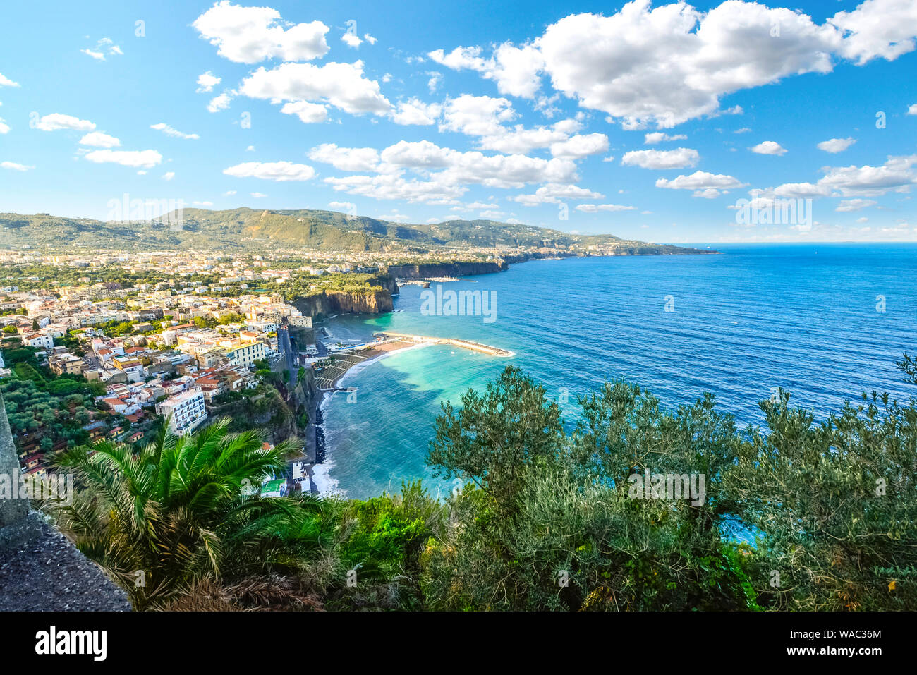 Morgen an der Amalfi-Küste in der Nähe der Stadt Sorrent in Italien an einem warmen Sommertag Stockfoto