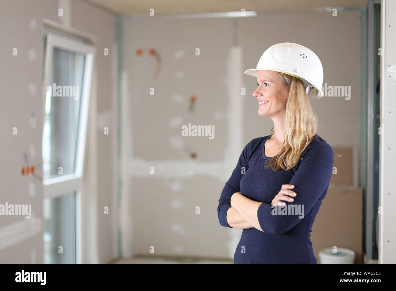 Ein Architekt Ingenieur Frau auf der Baustelle Stockfoto