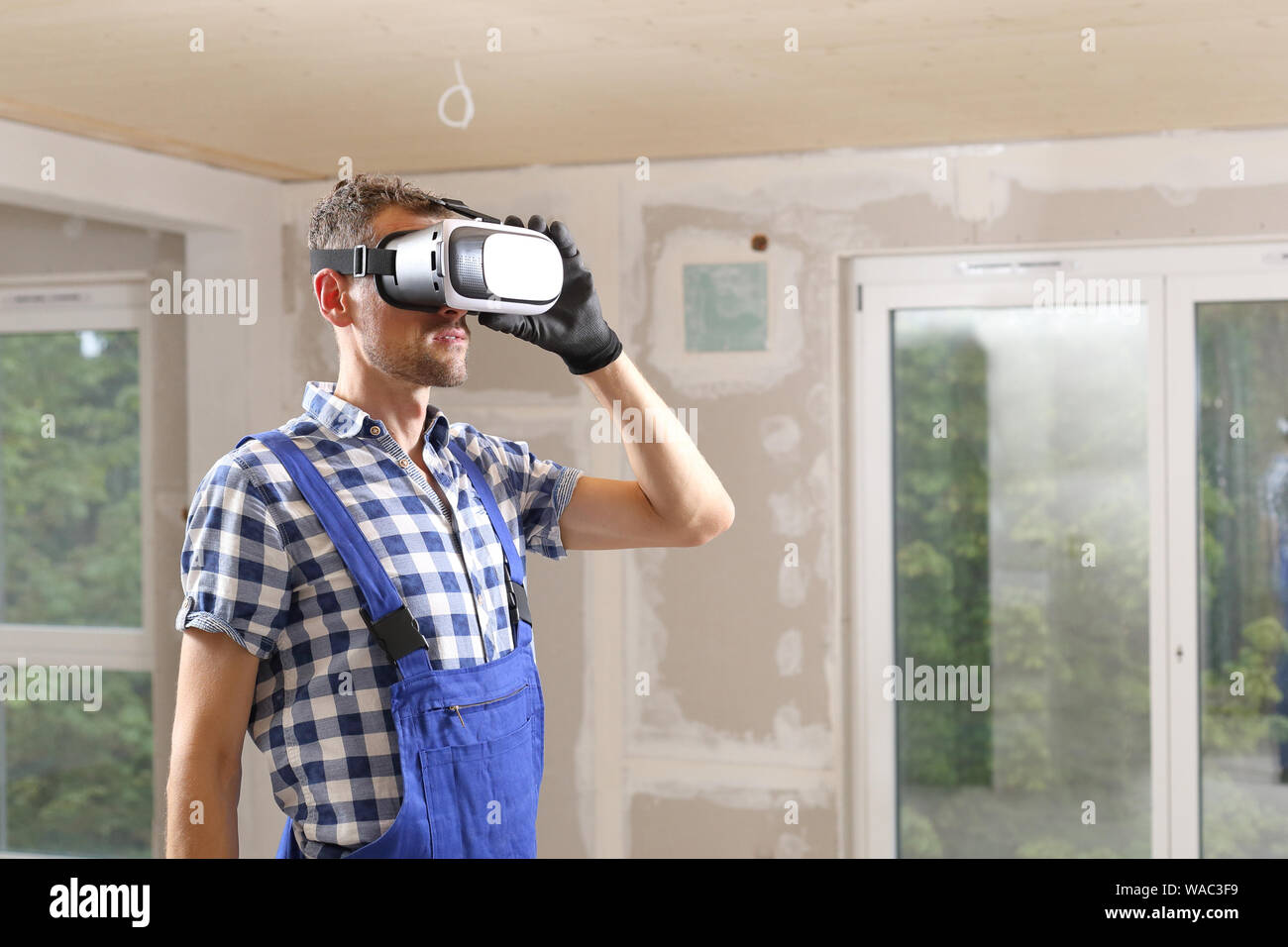 Ein Bauarbeiter oder Client mit VR-Brille Stockfoto