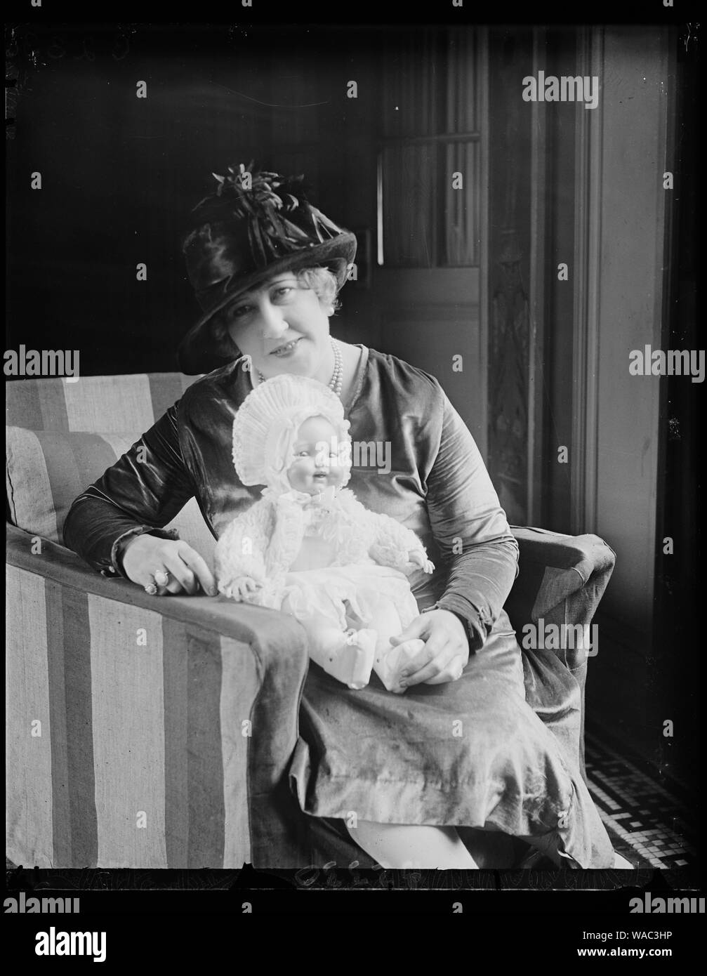 Lady Edison mit neueste Erfindung: eine Baby Puppe, die gebadet werden kann. Miss Beulah Louise Henry, von North Carolina und ein direkter Nachkomme von Patrick Henry, ist oft die Dame Edison wegen ihrer vielen Erfindungen genannt. Sie kam auf dem Patentamt in Washington heute mit Uncle Sam über eine ihrer mehr als 40 Erfindungen zu konsultieren. Miss Henry ist mit ihrem neuesten Erfindung gezeigt, eine Babypuppe, die gebadet werden kann und sieht mehr wie ein echtes Baby als jeder seiner Art. Stockfoto