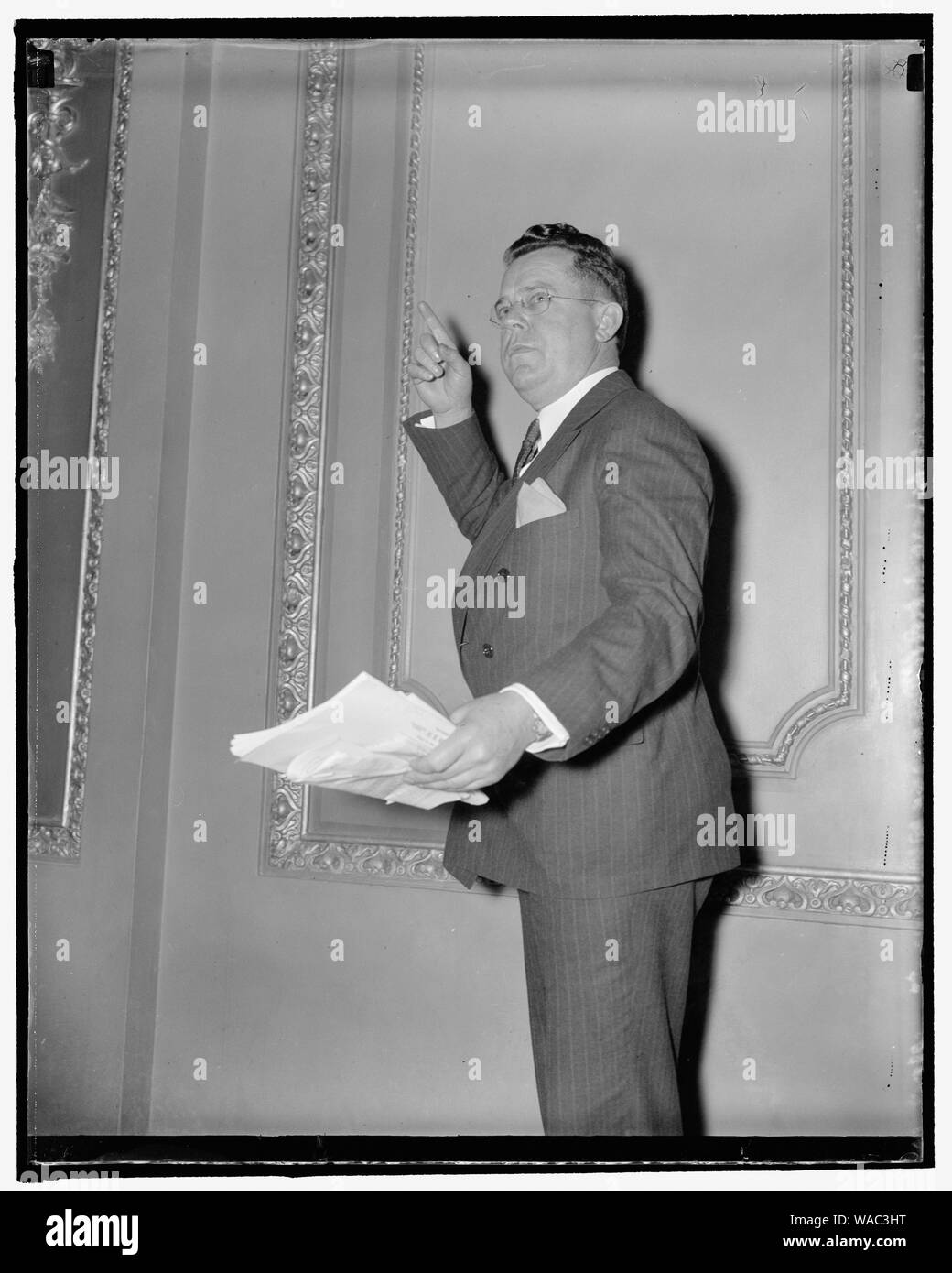 Die meisten unpopuläre Mitglied des Kongresses. Washington, D.C., November 30. Vertreter Ralph E. Kirche, Republikaner von Illinois, deren Persistenz in machen Punkten von Ordnung und gegen die einstimmige Zustimmung Anträge auf Vertagung, hat ihm der Titel der Unpopulärste Mitglied erworben. Das Haus versenkt am Thanksgiving Tag nur von der Höflichkeit der Rep. Kirche als Haus Leader Rayburn. Rep. Kirche sagt, ist er entschlossen, dass sie in speziellen Sitzung genannt worden, die solons Stick auf den Job. 11/30/37 Stockfoto