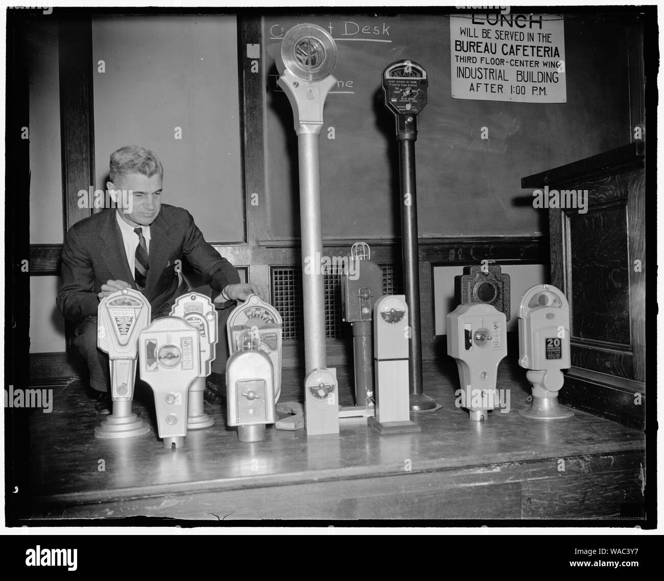 Sie zahlen Ihr Geld und Ihre Wahl in Washington, D.C., 31. Mai machen. Eine Funktion des Achtundzwanzigsten nationale Konferenz über Maße und Gewichte, die in Washington heute geöffnet wurde, Anzeige der viele Parkuhren im Einsatz im ganzen Land. Sie reichen von 1 Cent auf 5 Cent, die Parker 20 Minuten bis zu einer halben Stunde. 49.500 Meter sind inzwischen in 56 Städten. R.E. Gould, Chief der Zeit Abschnitt des nationalen Büros der Standards, ist die Prüfung der Anzeige, 5/31/38 Stockfoto